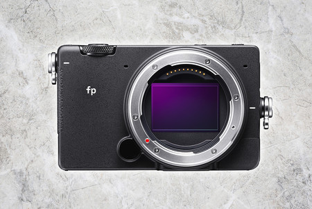 Sigma FP, la marca anuncia por sorpresa una nueva sin espejo de formato completo que promete ser las más pequeña del mercado