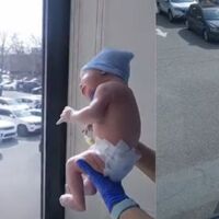 El bonito gesto de una matrona para que un abuelo conociera a su nieto recién nacido a través de la ventana  