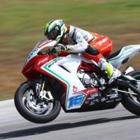 Superbikes San Marino 2015, Jules Cluzel gana en Supersport y aprieta el campeonato
