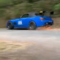 Salto, chispas y derrape quirúrgico: así es como un Honda S2000 rodando a fuego te deja sin aliento en décimas de segundo