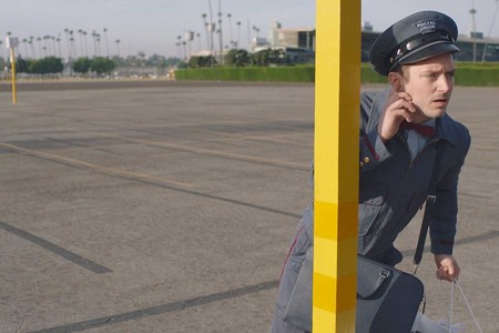 Elijah Wood reparte regalos de Prada como parte de una serie de filmes festivos de la firma