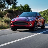 Este es el Aston Martin DBX: el primer SUV de Gaydon tiene un V8 de 550 CV y hasta un kit para limpiar al perro