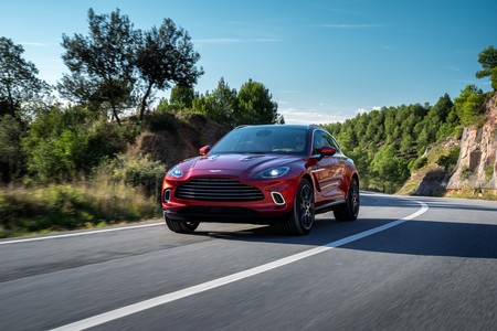 Este es el Aston Martin DBX: el primer SUV de Gaydon tiene un V8 de 550 CV y hasta un kit para limpiar al perro