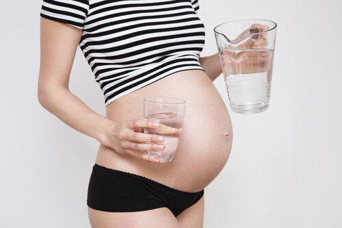 Cuánta agua debo beber en el embarazo