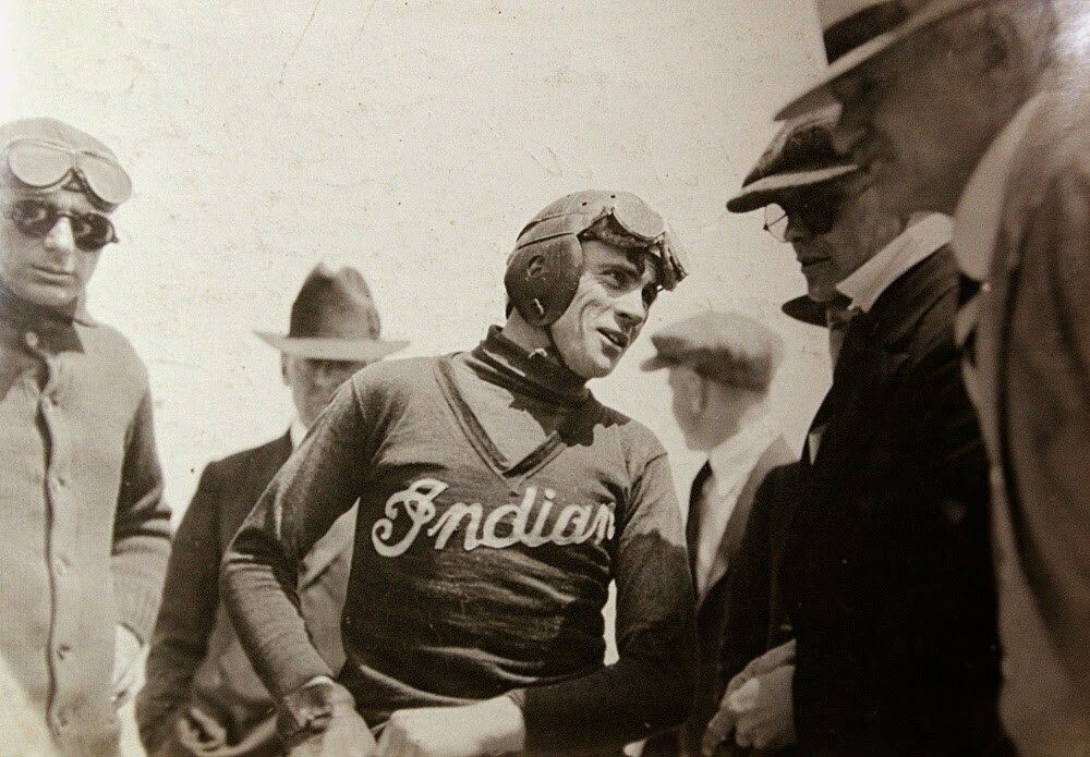 Así vivió y murió Gene Walker, el cartero adicto a la velocidad y a los récords en moto que fue un pionero con Indian