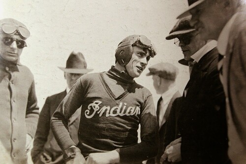 Así vivió y murió Gene Walker, el cartero adicto a la velocidad y a los récords en moto que fue un pionero con Indian