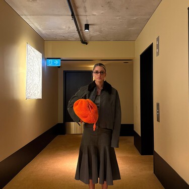 Cinco faldas midi ideales para el entretiempo que hacen match con un jersey finito o un top elegante