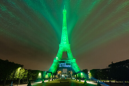 La pila de combustible de Toyota transforma la Torre Eiffel para promocionar el hidrógeno verde