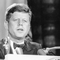 Es un pozo conspiranoico y (creo) que intenta divulgar algo, pero al final es un juego de matar a Kennedy que casi acaba con su creador