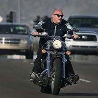 Premio a la peor idea política: Nebraska quiere involucionar y permitir montar en moto sin casco