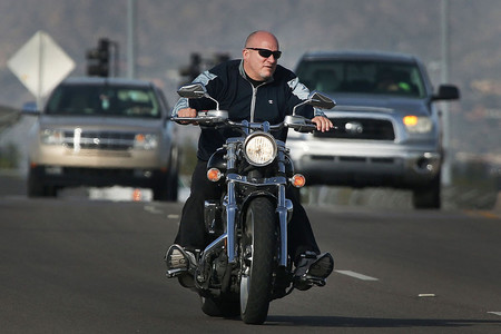 Premio a la peor idea política: Nebraska quiere involucionar y permitir montar en moto sin casco