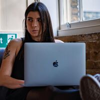 El 84% de la Generación Z reconoce que, mientras tú estás trabajando, ellos disfrutan de su "ruido blanco". En realidad es ver series en la oficina
