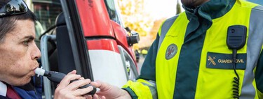 Multas de 1.000 euros por conducir con un par de cervezas y prohibido avisar de los controles: el plan del Gobierno para reducir las muertes en carretera