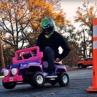 Este Jeep de Barbie con motor de gasolina es el juguete con el que todo padre petrolhead sueña