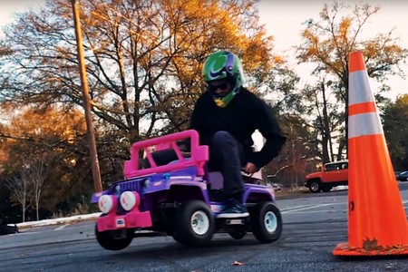 Este Jeep de Barbie con motor de gasolina es el juguete con el que todo padre petrolhead sueña