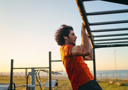 Por qué hacer calistenia en casa, en la calle o en el gimnasio: todos los beneficios de este entrenamiento y cinco ejercicios con los que empezar