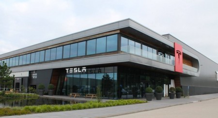 Tesla se reafirma en Europa con su planta de Tilburg y Elon Musk ya habla de casi 1.000 kms de autonomía para 2017