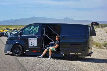 A 320 km/h en carretera abierta con una Ford Transit, la última locura de Guy Martin