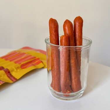 Probamos los nuevos snacks vegetales de chorizo y salami que quieren ganarse el estómago de los amantes del embutido 