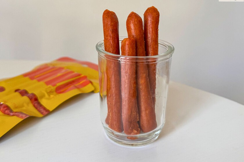 Probamos los nuevos snacks vegetales de chorizo y salami que quieren ganarse el estómago de los amantes del embutido
