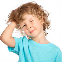 Dermatitis seborreica en niños y adolescentes: por qué se produce picor y descamación del cuero cabelludo y cómo tratarlo