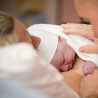 Piel con piel con tu bebé: cómo hacerlo bien desde que nace, paso a paso 
