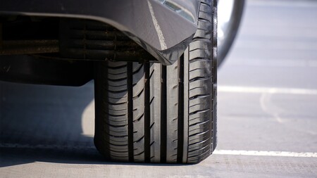 Bridgestone apuesta por el coche eléctrico con nuevos neumáticos específicos y también instalará puntos de carga