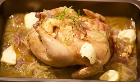 Pollo horneado a la naranja con hoja santa. Receta sencilla para cualquier ocasión