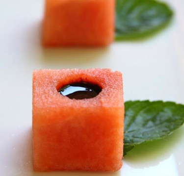Mini cubos de sandía con reducción de vinagre balsámico