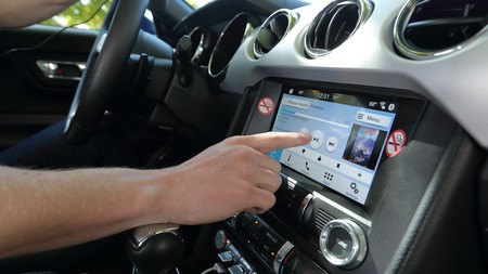 La tecnología nos está volviendo idiotas al volante: 40 segundos de distracción para programar el navegador