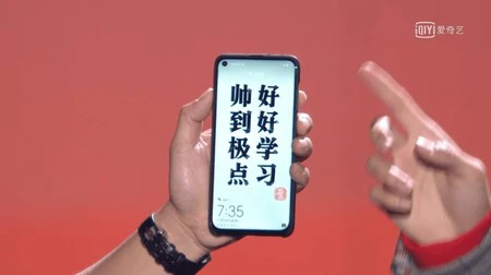 画像では、画面に穴がはっきりと見えます。