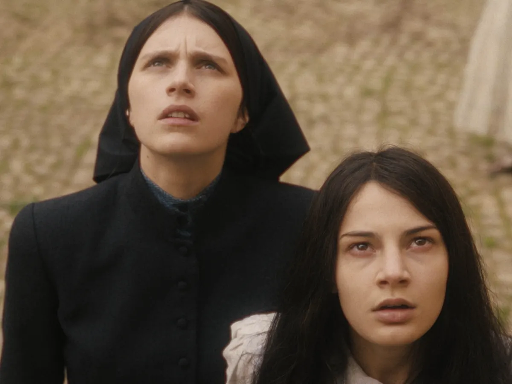 Llega a Disney+ México una de las películas de terror de la década, y la rompedora precuela de un clásico satánico de los 70