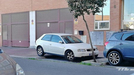Coche mal estacionado