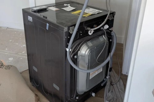 Ler o manual da sua máquina de lavar pode evitar que ela dê um passeio pela casa | Imagem: Reddit