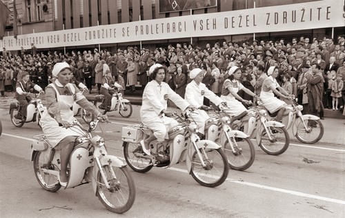 ¿Por qué las mujeres conducen menos motos?