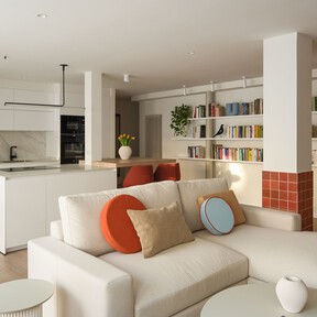 El propietario de esta vivienda del centro de Bilbao creía que tenía demasiadas habitaciones: en la reforma integral se  tiraron tabiques  y se abrió un gran espacio de día
