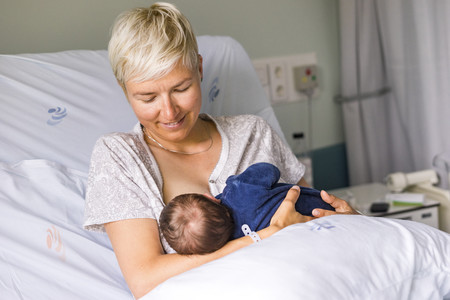 El apoyo del personal sanitario es fundamental para que las madres inicien con confianza y seguridad la lactancia materna