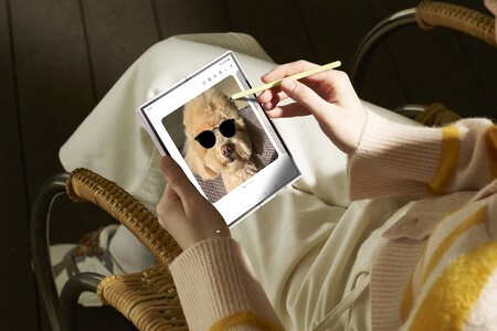 Imagen promocional del Samsung Galaxy Z Fold6 en uso