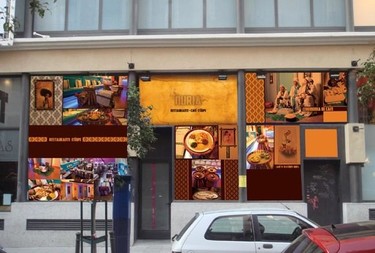 Nuria, disfrutando de la comida etíope en Malasaña