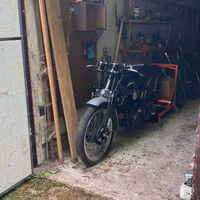 Su padre era coleccionista de motos, y tenía una de las más legendarias. Su hijo no lo sabía, y la vende por un pastizal