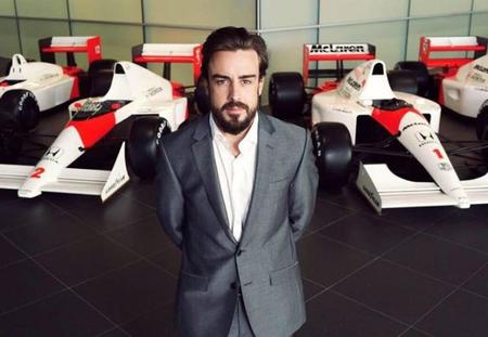 Fernando Alonso pasa de Dasha a Lara, y tira porque le da la gana