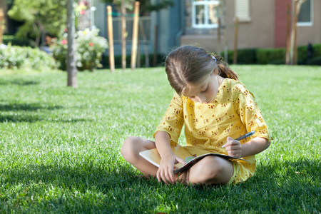 23 cuadernillos de repaso para que los niños aprendan mientras se divierten este verano
