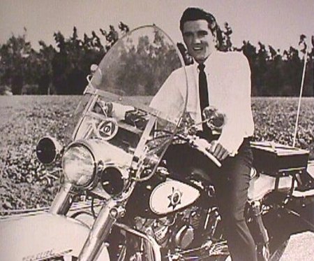 Elvis Presley montando en moto