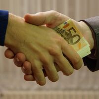 Los problemas de guardar dinero en casa frente a tenerlo en el banco: no es sólo la inflación, es explicarlo a hacienda