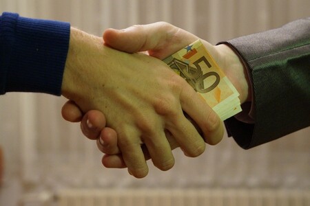 Los problemas de guardar dinero en casa frente a tenerlo en el banco: no es sólo la inflación, es explicarlo a hacienda