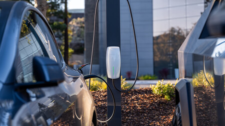 cargar un auto eléctrico