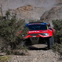 ¡Sébastian Loeb al acecho! Gana la etapa y recorta tiempo, pero Carlos Sainz salva el liderato del Dakar