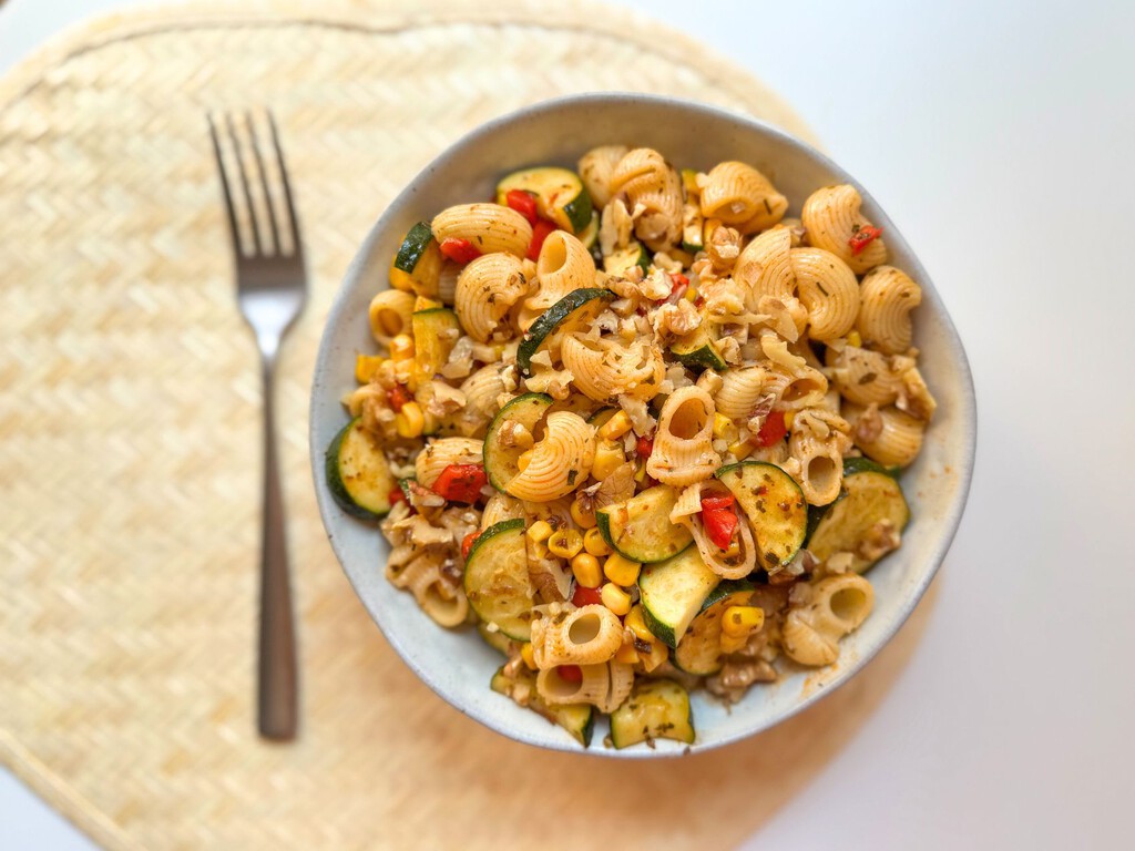 El chimichurri es la mejor salsa para aliñar una ensalada de pasta: una receta fácil y rápida ideal para el verano