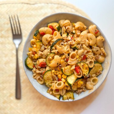 El chimichurri es la mejor salsa para aliñar una ensalada de pasta: una receta fácil y rápida ideal para el verano 