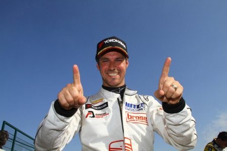 Tiago Monteiro se hace con la pole en la carrera de casa